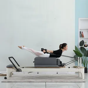 Chuyển động & Cuộc Sống Cải Cách Pilates trắng với hộp và bảng nhảy Pilates Cải Cách gỗ