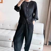 Ensemble plissé Miyake Printemps à plis écailles de poisson : Cardigan et pantalon sarouel au-dessus du genou, deux pièces à motif uni, sensation haut de gamme premium