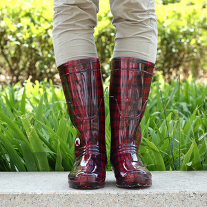 รองเท้าบูทกันฝนลายพรางสำหรับผู้หญิง Jun Jing แบบหุ้มข้อกลาง สีแดงลายตาราง กันลื่น สไตล์ทำงาน - Product Image 2