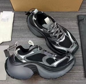 Zapatillas deportivas urbanas de lona desgastada con plataforma alta de una marca de nicho, diseñadas por un diseñador francés para parejas. - Product Image 4