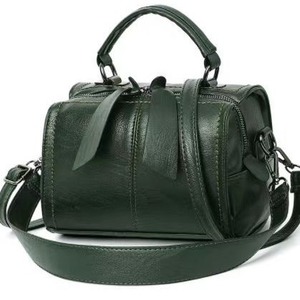 Un grand sac à main tendance pour les mères d'âge moyen, un nouveau fabricant de mode. Il est simple et polyvalent - Product Image 1