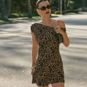 Vestido ajustado de un solo hombro con estampado floral y de leopardo, estilo francés, elegante y corto para mujer - Product Image 3