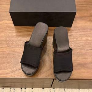 Chaussures de créateurs - Styles classiques et tendance - Chaussures confortables antidérapantes à semelle épaisse - Sandales de plage et d'extérieur - Product Image 4