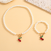 Ensemble Collier Pendentif Perles Tendance Breloque Cerise, Perles Blanches Imitation, Fermoir T-Barre Doré, Chaîne de Perles, Bijoux Cadeau Femme