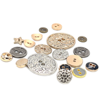 Kancing Kustom 2 Lubang Berlapis Emas dari Paduan Seng 10mm dengan Dekorasi Rhinestone Pola Bintang Hati Ramah Lingkungan untuk Kemeja Pakaian.