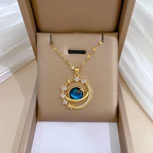 Collana Unisex Trendy con Ciondolo <span class=keywords><strong>Saturno</strong></span> in Zirconi, Catena in Acciaio Inox 316L Placcato Oro 18K, Design Stella e <span class=keywords><strong>Pianeta</strong></span>, per Uso Quotidiano - Product Image 2