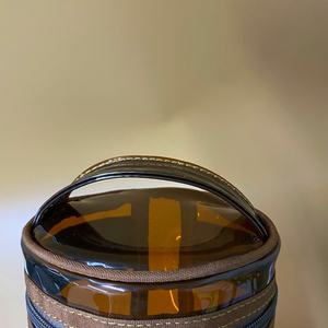 18*12.5cm Sac cosmétique en PVC étanche avec poignée Sac de maquillage en forme de seau marron Logo doré Cylindre Sac à poignée avec fermeture éclair - Product Image 2