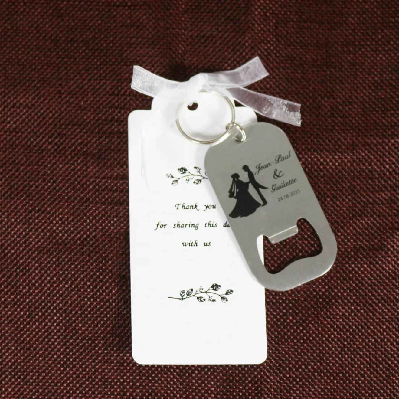 هدية هدية الزفاف الرائعة بسلسلة مفاتيح على شكل مفتاح زجاجات بشعار مخصص مع شريط ورق تعليق