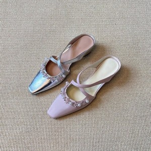 QuiteS 2026 Elegante Escritório Casual Slip-on Chinelos Novo Verão Meia Pérola Cruz <span class=keywords><strong>Strap</strong></span> Pequeno Dedo Do Pé Quadrado Sandália Ao Ar Livre - Product Image 1