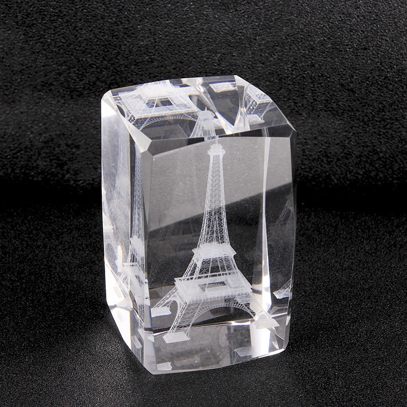 Cube en cristal sans base menée