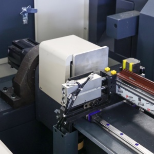 Centre d'usinage CNC 3 axes 4+2 pour la fabrication de fenêtres et portes en <span class=keywords><strong>PVC</strong></span> et aluminium, service OEM - Product Image 5
