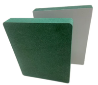 Panneau en MDF moderne E1 stratifié par mélamine résistante à l'humidité du noyau vert E2 9mm 12mm 15mm 18mm couleur unie de grain de bois