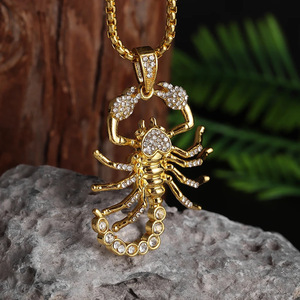 Bijoux en métal sertis de diamants rétro et tendance, collier personnalisé en forme de <span class=keywords><strong>scorpion</strong></span> serti en trois dimensions, vente chaude - Product Image 3