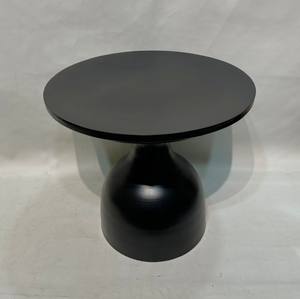 Mesa auxiliar redonda contemporánea de aluminio negro que muestra un diseño audaz y refinado, muebles de la mejor calidad a precio de mayoreo. - Product Image 1