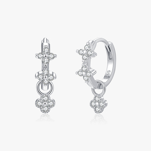 ต่างหูแบบ Huggie ประดับโมอิสซาไนต์รูปโคลเวอร์ 0.24 กะรัต |   เงินแท้ S925 ชุบทอง 14K ได้รับการรับรองจาก GRA |   เครื่องประดับหรูหราสำหรับผู้หญิง ของขวัญสุดหรู - Product Image 1