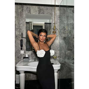 Robe fourreau bustier ornée de roses noires, style à bretelles, longueur genou, ornée de perles, taille XS, pour soirées formelles et fêtes d'anniversaire - Product Image 1