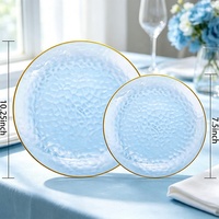 Assiettes de présentation rondes en plastique jetables bleues martelées avec bord doré pour la décoration de table de mariage, d'anniversaire ou d'événement - Vente en gros