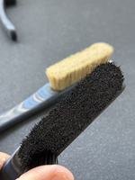 Brosse d'escalade ergonomique avec manche en bois coloré personnalisé, pour le nettoyage de la craie en salle, en extérieur et sur les rochers.