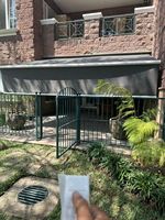 Auvent de terrasse en aluminium avec bras courbé pour rideau extérieur