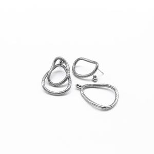 Boucles d'oreilles pour hommes et femmes en acier inoxydable 316, double boucle, géométriques irrégulières, texturées, minimalistes, modernes, bijoux gothiques - Product Image 3