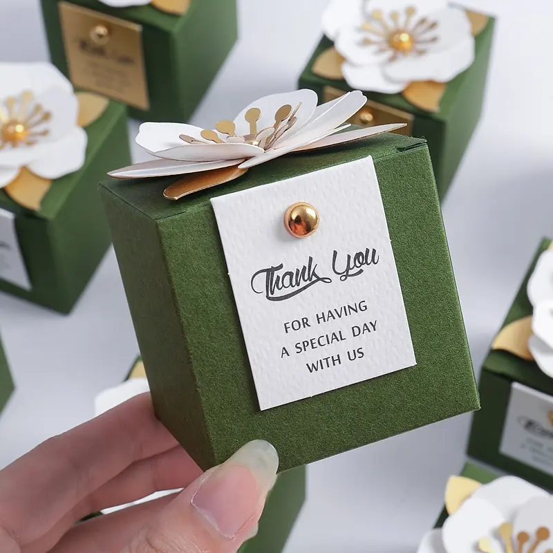 Caja de papel cuadrado verde de 2,5 pulgadas, personalizada, de alta calidad, para fiesta de cumpleaños, recuerdo de boda, caja de dulces con decoración de flores