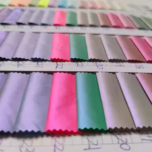 En stock, faible MOQ, tissu métallique brillant doré imperméable en polyester PONGEE 50D avec <span class=keywords><strong>film</strong></span> PU pour vestes et sacs - Product Image 1