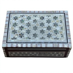 Boîte à bijoux en bois artisanale égyptienne Sultana en nacre – Organisateur de bibelots incrusté de mosaïque (8x5.2x2.4 po) - Product Image 1