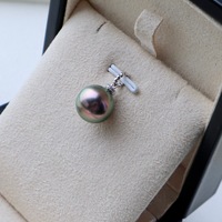 Mesdames à la mode portant un collier pendentif en diamant en or 18 carats avec perle noire de Tahiti