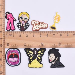 Dijes de Zapatos de PVC Suave con Diseño de la Cantante Estadounidense <span class=keywords><strong>Taylor</strong></span> <span class=keywords><strong>Swift</strong></span>, Decoraciones para Zapatos, Dijes para Zapatos de la Cantante <span class=keywords><strong>Taylor</strong></span> <span class=keywords><strong>Swift</strong></span> para Fanáticos, Venta al por Mayor - Product Image 4