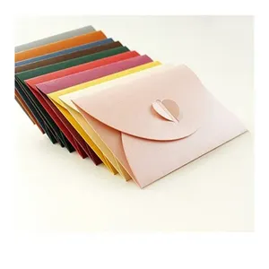 Bruine Kraftpapier Mini Vierkante Cadeaukaart Houder Enveloppen Met Hartvormige Sluiting Voor Huwelijksuitnodiging