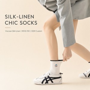 Chaussettes pour femmes <span class=keywords><strong>en</strong></span> soie et chanvre personnalisées OEM avec visage souriant noir et blanc - Product Image 1
