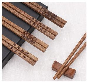 Juegos de palillos <span class=keywords><strong>suhi</strong></span> de madera de wengué japonés Chino Coreano grabado personalizado y reposapiés para palillos - Product Image 1