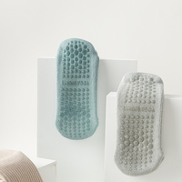 Chaussettes de yoga antidérapantes en coton compressif avec logo personnalisé, pour trampoline, barre et pilates, en tissu éponge, montantes à la cheville