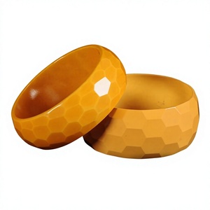 Nuevo Brazalete de Resina Roja Esculpida, Diseño Circular Artístico, Forma Redonda, Pieza de Joyería Decorativa Coleccionable para Mujer - Product Image 2