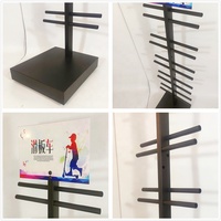 Présentoir métallique sur pied LINGHANG personnalisé pour équipements sportifs : trottinettes électriques, skateboards, planches de surf et snowboards pour enfants