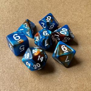 Juego de dados multicolor de dos colores, juego de 7 piezas, dados numerados, juego de mesa de rol, dados DND, esquinas redondeadas, efecto metálico - Product Image 2