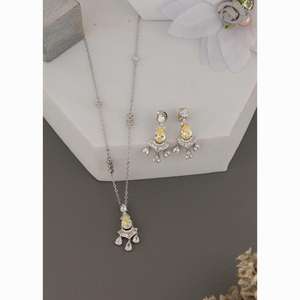 Parure de bijoux tendance en argent avec pendentif goutte diamant jaune unique, collier et boucles d'oreilles de créateur pour fiançailles et mariages - Product Image 2