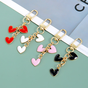 Lote de llaveros de metal vintage con forma de corazón, personalizados con logo, impresión tipográfica, para mujer, como amuleto para bolso, recuerdo de fiesta o regalo para damas de honor. - Product Image 3