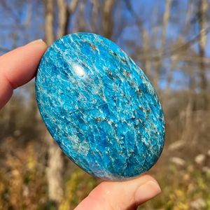 Pierre de paume en apatite bleue polie en gros, cadeau Feng Shui pour la méditation, décoration et collection à domicile - Product Image 4