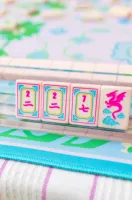 Nouvelles tuiles de mahjong américaines personnalisées en pêche - Design floral lumineux, oiseaux et dragons, style mignon et fantaisiste pour les joueurs de Mahjong