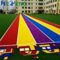 Terrain de jeux coloré arc-en-ciel herbe tapis vert rouge bleu violet jaune artificiel synthétique pelouse gazon basket-ball Football