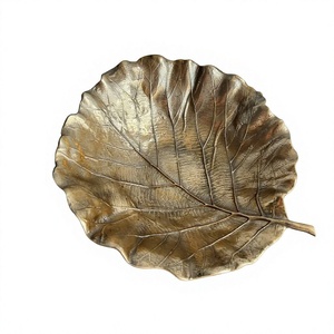 Plateau décoratif en métal en forme de feuille, finition dorée, fait main, plat de service, décoration d'intérieur, centre de table, porte-fruits secs, porte-bijoux - Product Image 1