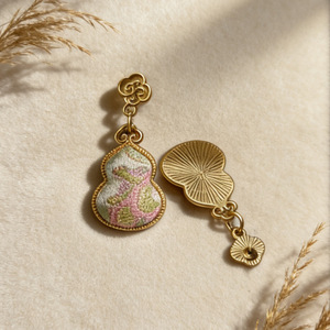 Boucles d'oreilles en forme de gourde en brocart Song, un nouveau style chinois, boucles d'oreilles nuageux porte-bonheur, symboles de prospérité et de bonheur, adaptées à la Chine. - Product Image 4