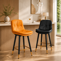 Chaises de bar contemporaines avec siège rembourré, dossier de soutien et structure noire et dorée pour comptoir de cuisine, restaurant et salon