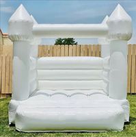Château gonflable blanc moderne avec toboggan, idéal pour les mariages, événements et célébrations