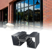 Appuyez sur le cadre de la vitrine. Profils en aluminium pour cadre de vitrine. Utilisé pour la décoration de façades extérieures de bâtiments commerciaux.
