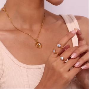 แหวนหมั้นเพชรซิคอนสุดหรู ดีไซน์สวยเก๋ ขายส่งสำหรับผู้หญิง แหวนชุบทอง 18k สวยงาม กันน้ำ ทำจากสแตนเลสสตีล - Product Image 3