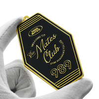 Nouveauté Cadeau d'amitié personnalisé Porte-clés de motel en alliage de zinc émaillé doré style rétro motel Porte-clés d'hôtel et de club Vente en gros