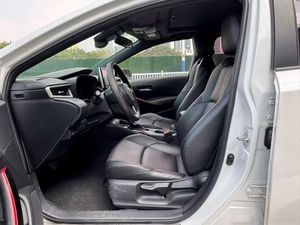 <span class=keywords><strong>Toyota</strong></span> <span class=keywords><strong>Corolla</strong></span> <span class=keywords><strong>Hybride</strong></span> <span class=keywords><strong>2021</strong></span> 1.8L Édition <span class=keywords><strong>Sport</strong></span> Cuir Foncé Extérieur Blanc Phares LED Pleine Grandeur Noirs Régulateur de Vitesse Adaptatif R17 - Product Image 4