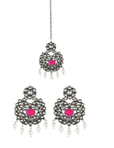 ชุดเครื่องประดับแวววาวแบบดั้งเดิมพร้อมต่างหูอัญมณีและ Maang Tikka สำหรับผู้หญิงใช้ในเทศกาลจากผู้ผลิตอินเดีย - Product Image 2